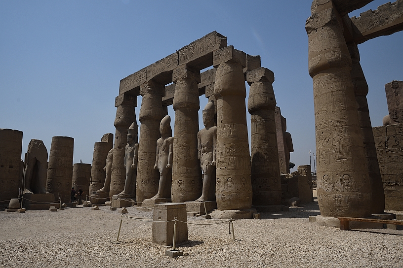 63 MAK_6214.jpg - Il colonnato è talvolta interrotto da statue rappresentanti Ramses II.